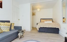 Fabulous Quiet Chelmsford Apartment - Free Parking